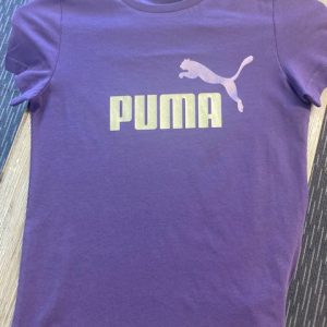 PUMA GIRLS LOGO TSHIRT Rib crew neck Regular fit. Made with cotton from Better Cotton Initiative. Sweet grape colour Rolleston Selwyn